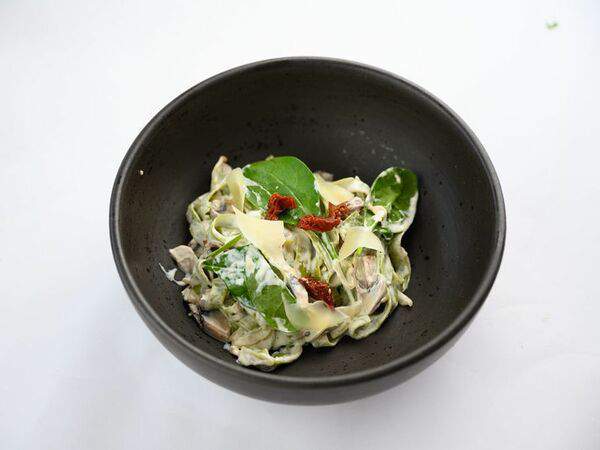 Vitae Healthy Food - Шпинатные фетучини в сливочно-грибном соусе