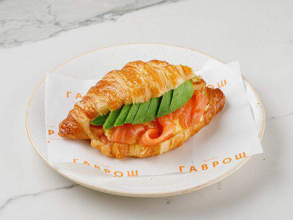 Гаврош - Круассан с авокадо, лососем и скрэмбл
