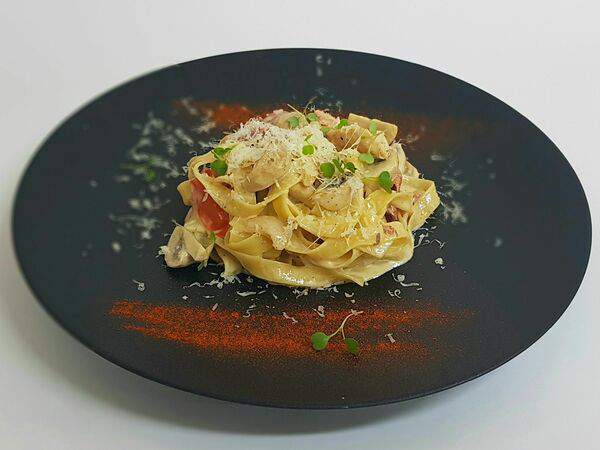 Ribs - Фетучини с беконом, курицей и шампиньонами