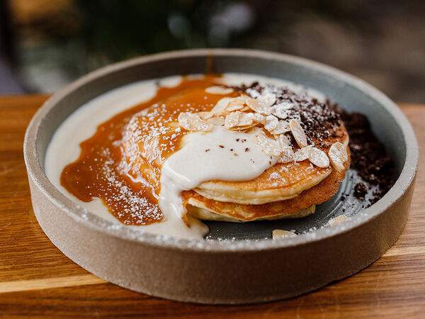 Sunny - Панкейки с нежной карамелью и сливочным кремом