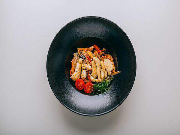 Wooden - Вок с цыпленком и рисовой лапшой