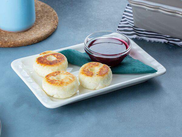 Славный кофе - Сырники со сметаной и малиновым топпингом