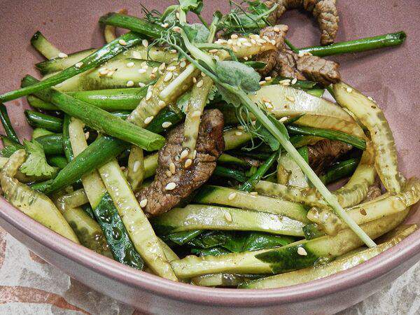 Пицца & лапша - Салат с говядиной и огурцом