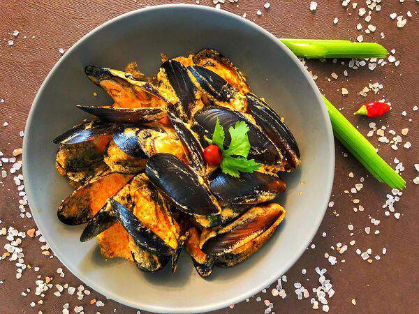 Рыбаs - Мидии в створках в соусе Том Ям