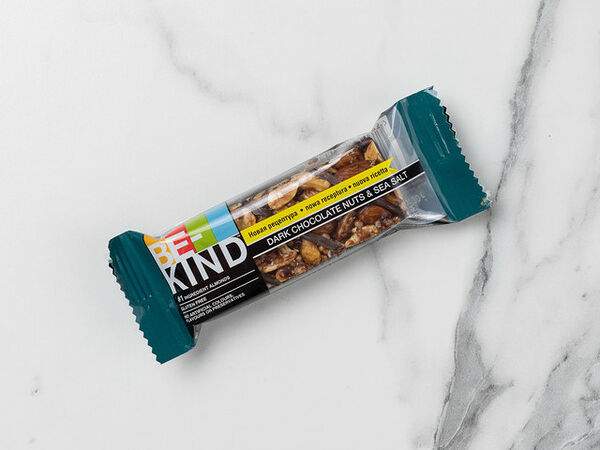 Starbucks (R) - Ореховый батончик BeKind со вкусом Темный шоколад, орехи и морская соль
