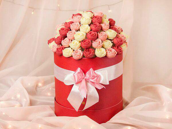 F.Lovers - Ассорти Любовь из 77 роз в шляпной коробке