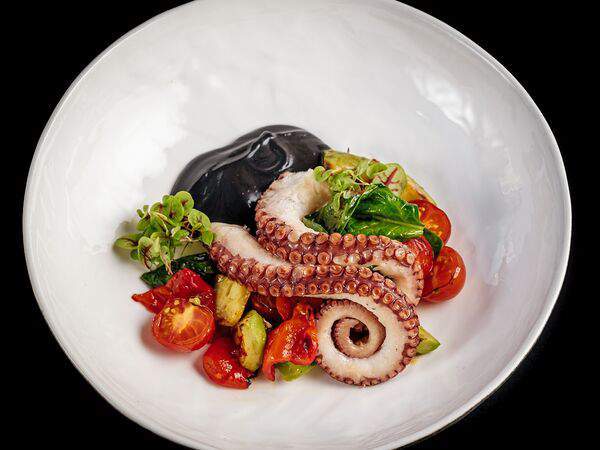 Мона - Осьминог с печеными овощами и соусом из чернил каракатицы