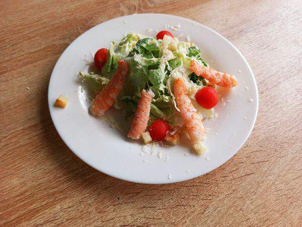 Кафе-пиццерия Yess - Салат Цезарь с креветками