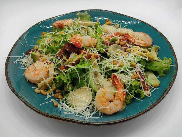 First Bar & Karaoke - Салат с креветками и авокадо