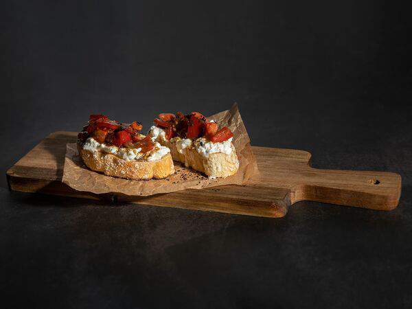 Happyterria - Брускетта со страчателлой и помидорами