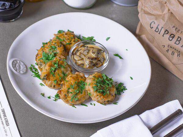 Сыроварня - Куриные оладьи с грибным соусом