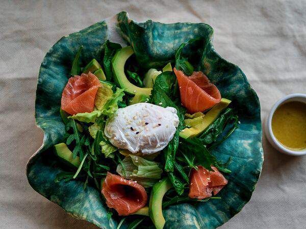 Всё сейчас хорошо - Зелёный салат с авокадо, яйцом пашот и лососем
