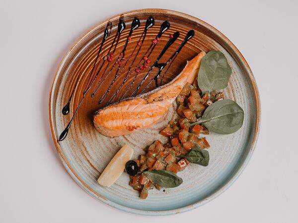 Ghetto - Стейк из семги с тартаром из томатов