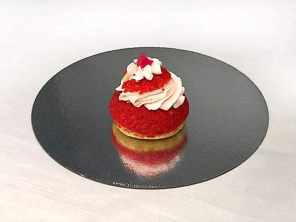 Gost Food - Пирожное Шу со сливочно-клубничным кремом