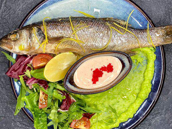 На крючке - Сибас целиком с микс-салатом и с пюре из зеленого горошка