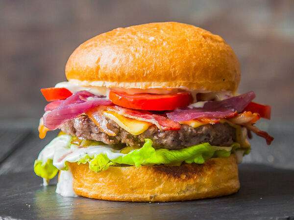 Бур бон паб - Чизбургер с карамелизированным луком