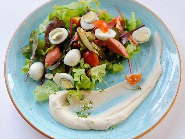 Лакшми - Теплый салат с перепелиным яйцом, томатами черри, веганской колбасой и маринованными огурчиками