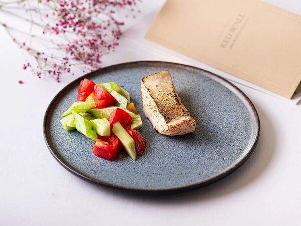 Red wall - Филе судака со свежими овощами