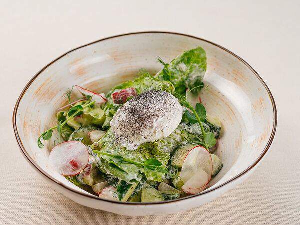 Trattoria 23 - Зеленый салат с яйцом пашот и копченой сметаной