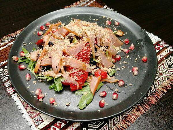 Кавказская пленница - Салат из сыровяленой курицы с печеными овощами