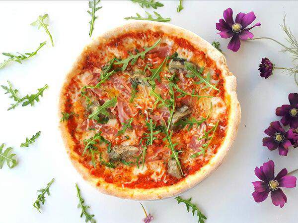 GM cafe - Пицца с ветчиной, вялеными томатами, базиликом