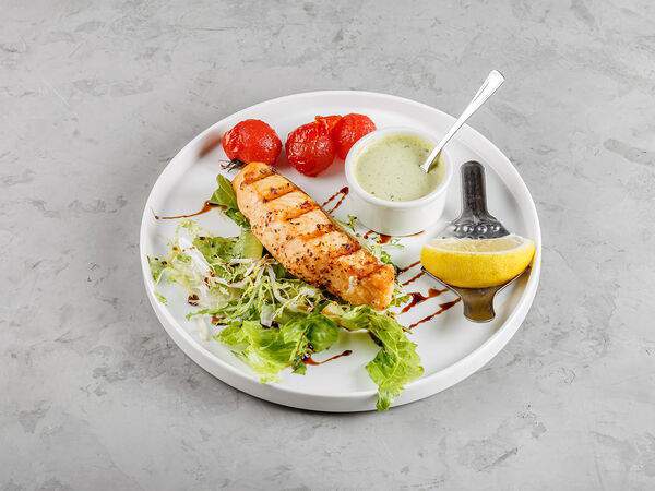 Terra - Лосось на шапке из салата с соусом из сырного песто