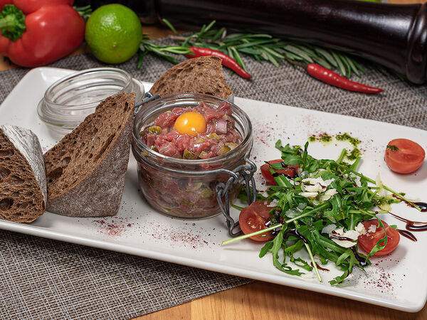 Ресторан Чеснок - Тартар из говядины с пармезаном и рукколой