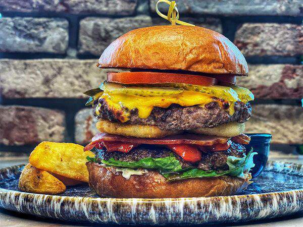 Chocolate lounge cafe - Бургер Гранд Бургер с картофелем и кетчупом