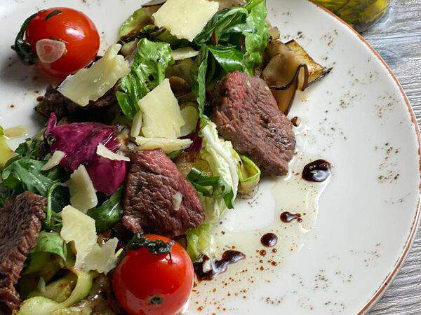 Шенген - Теплый салат с каннеллони из овощей и медальонами из телятины