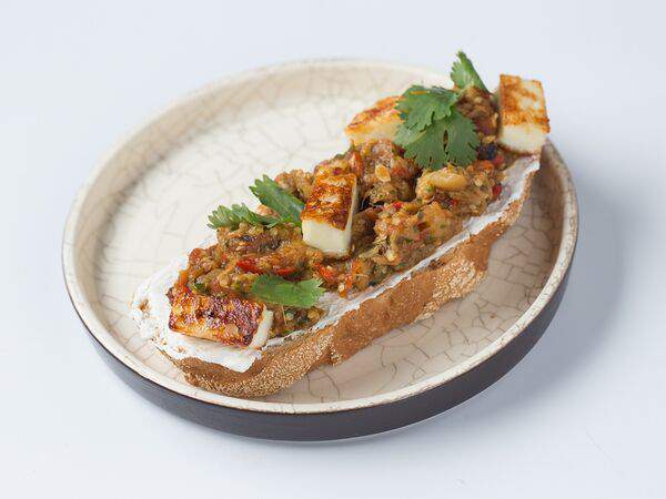 Трактир белый - Ломоть хлеба с печеными овощами