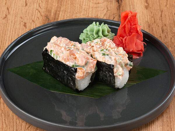 Кафе AZIAT - Хэнд-ролл с лососем