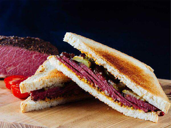 Коптица BBQ - Рубен Сэндвич с пастрами