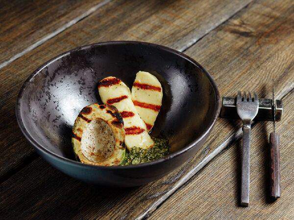 Потроха - Жареный сыр халуми с авокадо