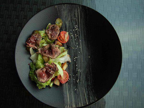 Wooden - Салат с говядиной и картофелем и маринованными огурчиками