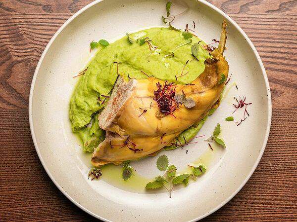 Eat Meet - Ножка кролика с гороховым пюре и грибным соусом