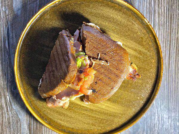 Gray House - Сэндвич с ветчиной и беконом