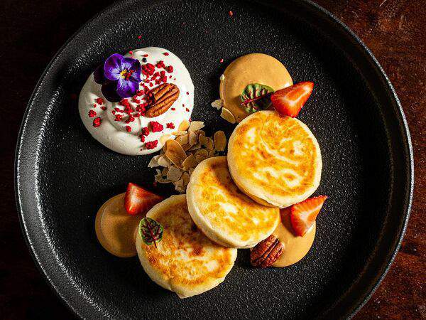 Гости рестопаб - Сырники с кремом из вареной сгущенки и взбитой сметаной