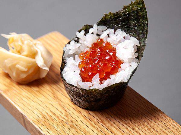 Shiba - Хенд-ролл с красной икрой