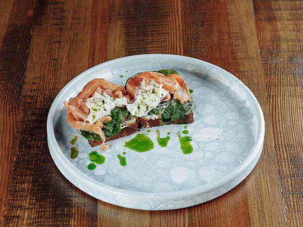 Коптильня - Брускетты с лососем и страчателлой