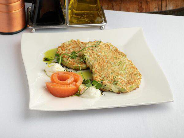 Ресторан Метрополь - Оладья из кабачков с лососем и сливочным сыром