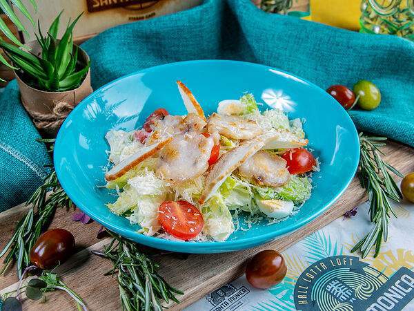 Santa Monica Stereo Cafe - Салат Цезарь с курочкой