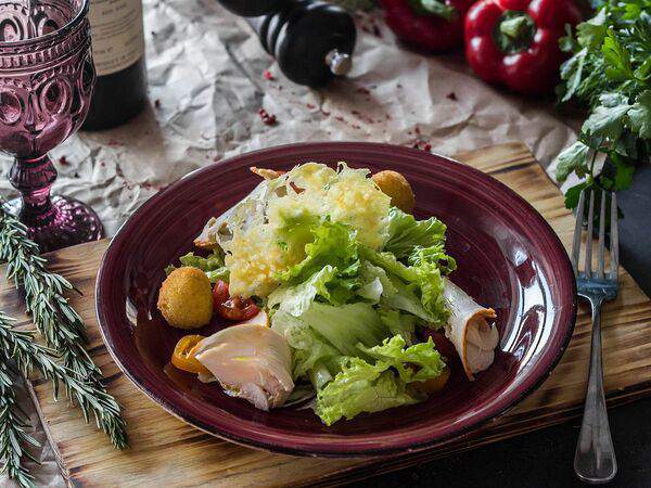 Volna - Цезарь с яйцом бенедикт и курицей конфи