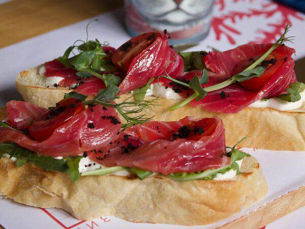 Рыбы бы - Брускетта с лососем и сливочным муссом