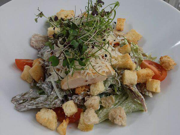 Вок кафе - Салат Цезарь с сочной курочкой гриль