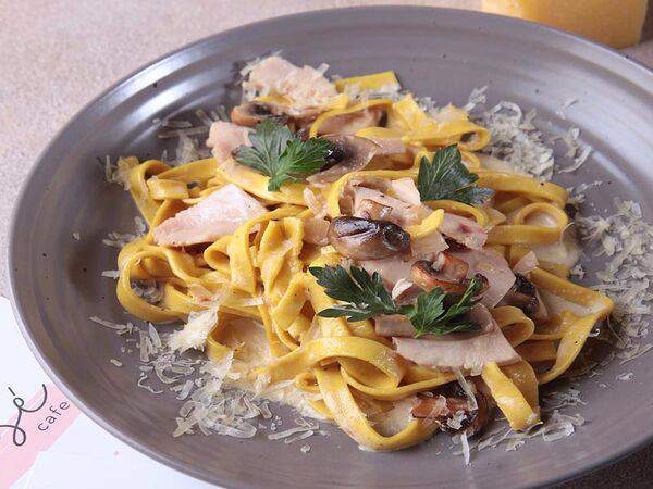 Rose Cafe - Паста с курицей и грибами