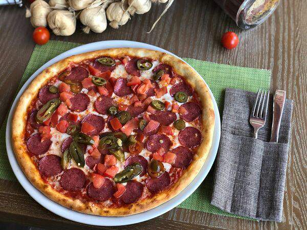 Ресторан Чеснок - Пицца Салями и Халапеньо