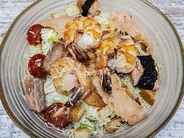 Wok & Roll - Салат Цезарь ассорти