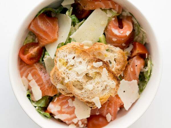 Причал - Салат Цезарь с копченым лососем