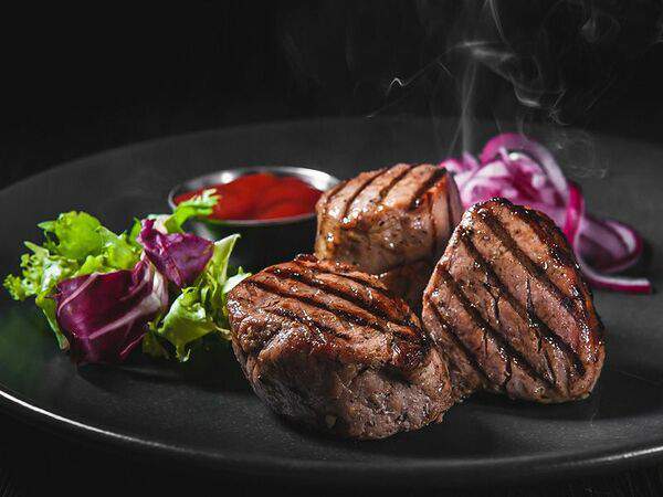 BUNKER - Шашлык из cвинoй вырезки со свекольным луком