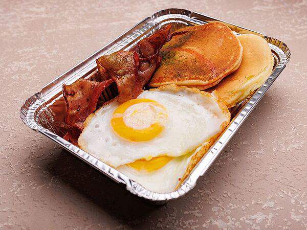 Завтрак - Панкейки с беконом, глазуньей и кленовым сиропом